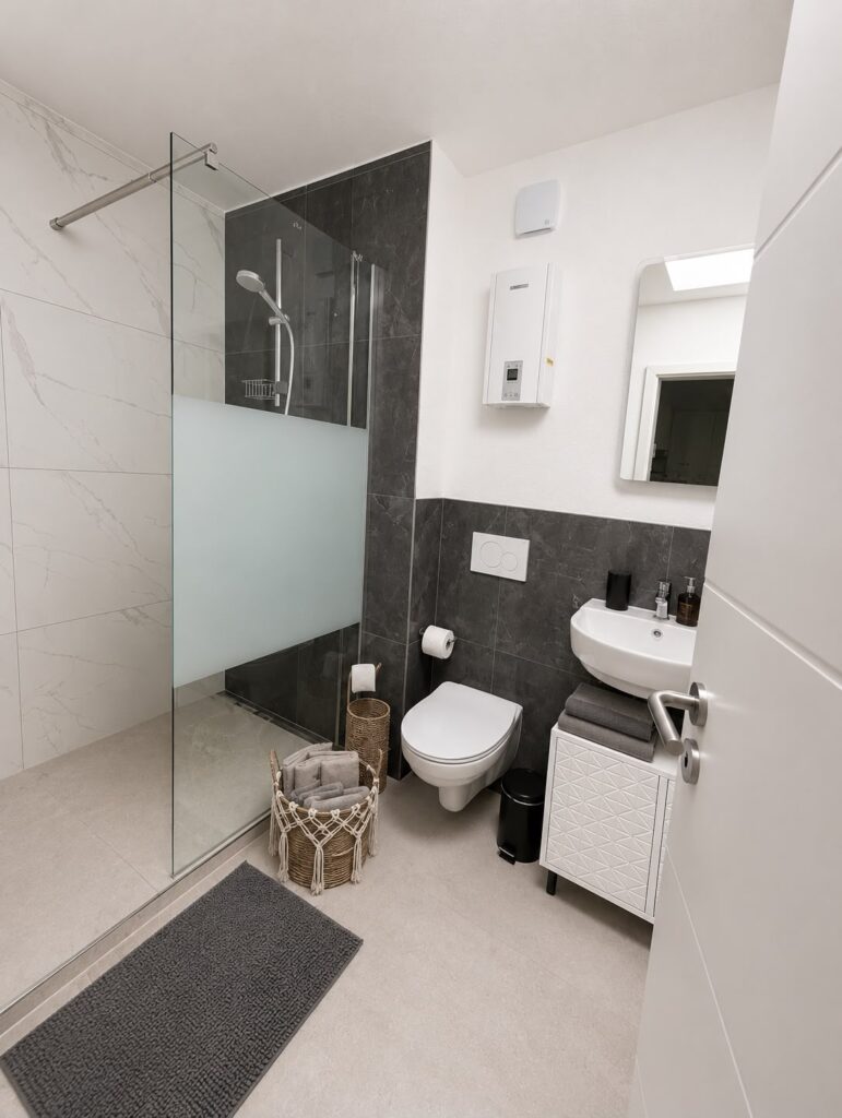 Ferienwohnung Alexandra – Badezimmer mit Dusche