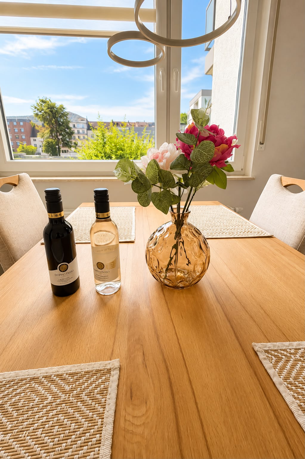 Ferienwohnung Valentina – Esstisch am Fenster